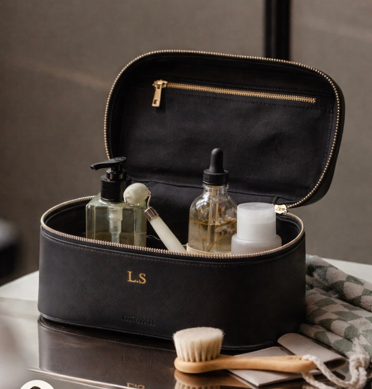 Neceser DAVANTI negro con productos de baño