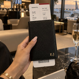 Portapasaporte negro personalizado DAVANTI en lounge de aeropuerto
