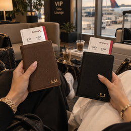 Portapasaportes personalizados DAVANTI en colores Moka y Nero en aeropuerto